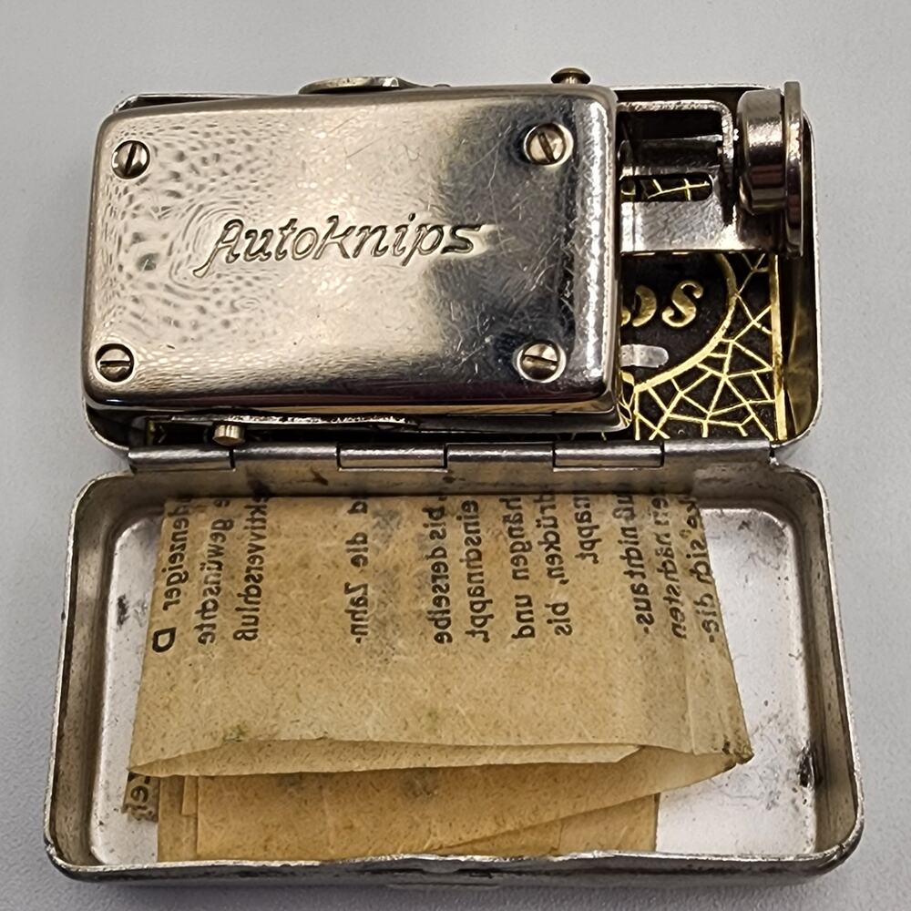 Vintage Haka Autoknips Mod II Self Timer Camera Accessory Metal Case & Paper